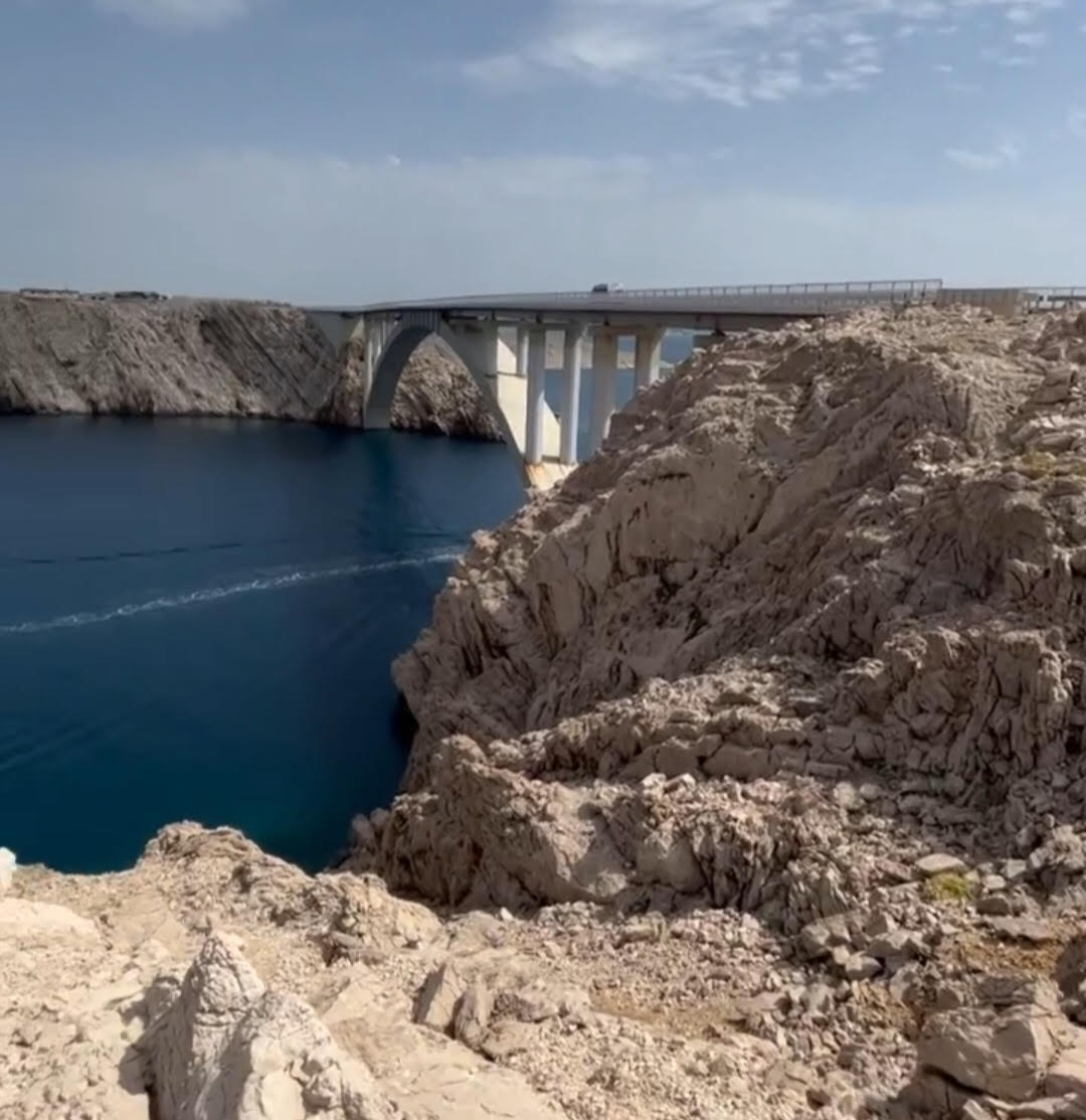Pag-Brücke bei Nacht